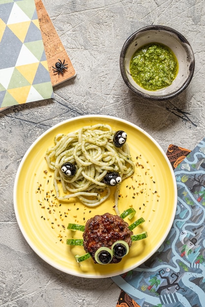 Schnitzel sehen aus wie eine Spinne mit Pesto-Nudeln