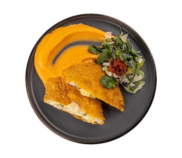 Schnitzel de ternera relleno de pepinillos y queso con puré de patata condimentado con pimienta roja asada