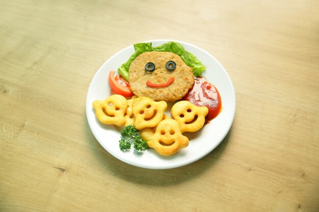 Schnitzel und Garnierung auf einem Teller in einem Kinderrestaurant googlebing