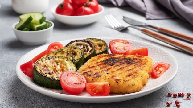 Schnitzel von Huhn und Zucchini auf dem Grill gekocht