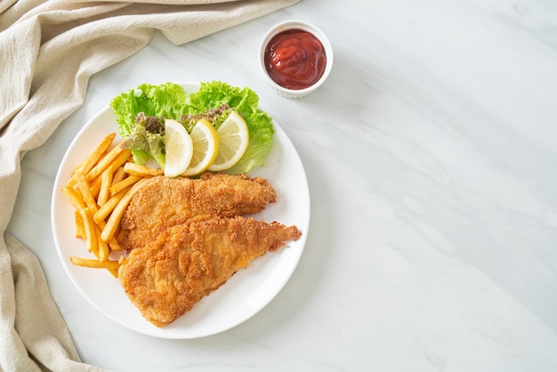 Schnitzel weiner empanado caseiro com batatas fritas