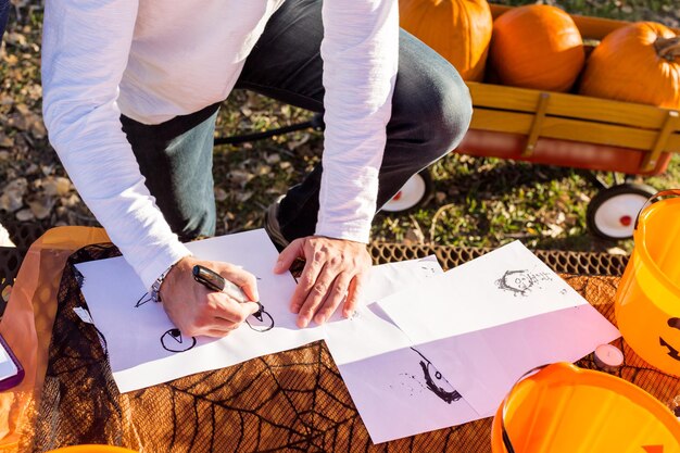 Schnitzen von großen orangefarbenen Kürbissen für Halloween im Spätherbst.