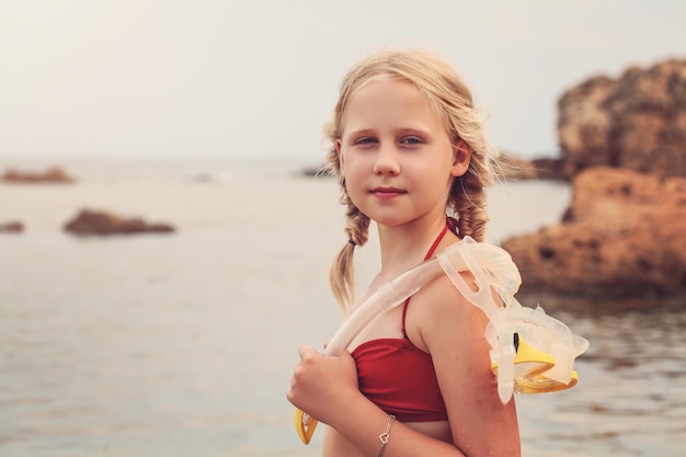 Schnorchel Blondes Mädchen Schnorcheln mit Maske und Schnorchel Tuba. Bikini Girl entspannt und schnorchelt am Sea Beach