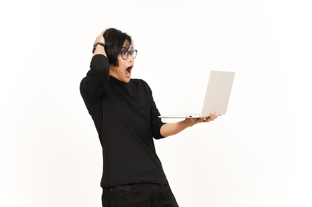 Schock und Wut bei der Verwendung des Laptops eines hübschen asiatischen Mannes, Isolated On White Background