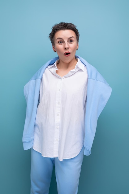 Schockierte Brünette mit herausstehenden Haaren junge Frau im lässigen Look