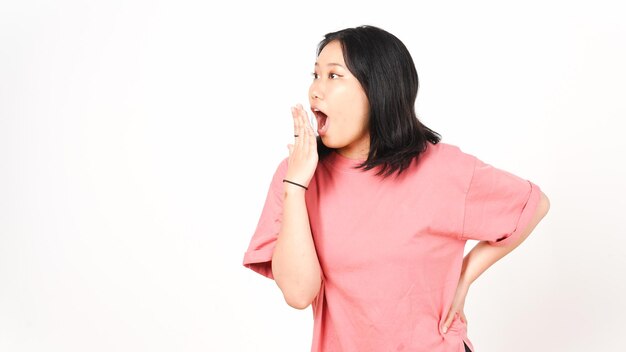 Schockierter Gesichtsausdruck einer schönen asiatischen Frau, die auf weißem Hintergrund isoliert ist