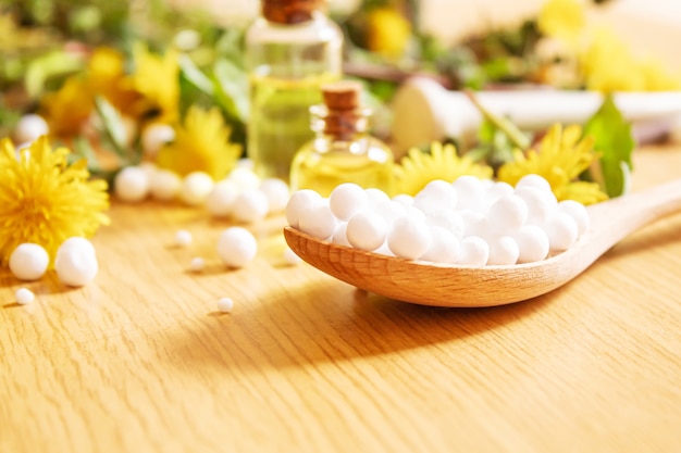 Schöllkraut-Löwenzahn-Extrakt in einer kleinen Flasche, Behandlung, Medizin, Tinktur. selektiver Fokus.Natur