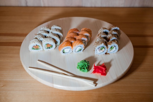 Schön angerichtetes Sushi auf einem Holzständer