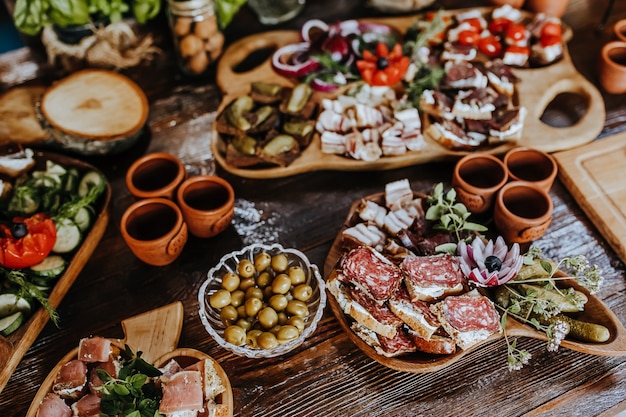 Schön dekorierte Snacks auf dem Banketttisch vor dem Feiertag. Verpflegung von Speisen und Getränken auf der Hochzeitsfeier