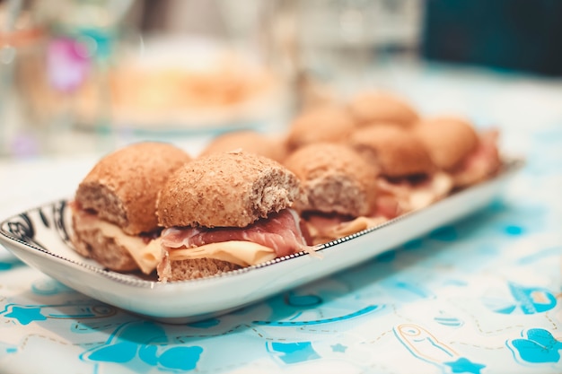 Schön dekorierter Catering-Banketttisch mit verschiedenen Snacks und Vorspeisen mit Sandwich