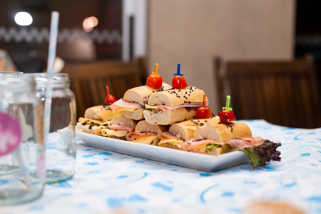 Schön dekorierter Catering-Banketttisch mit verschiedenen Snacks und Vorspeisen mit Sandwich