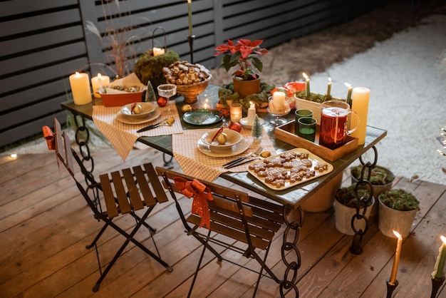 Schön dekorierter Esstisch auf der Terrasse im Freien während der Neujahrsfeiertage