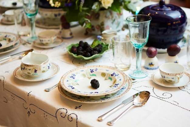 Schön dekorierter Tisch mit Blumen, Kerzen, Tellern und Servietten für die Hochzeit oder eine andere Veranstaltung im Restaurant