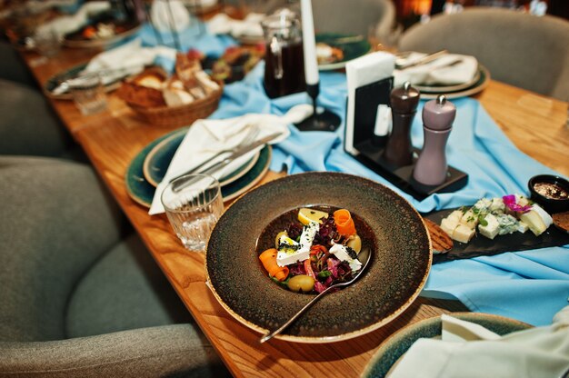 Schön gedeckte Tische mit Essen, Gläsern und Geräten im Restaurant.