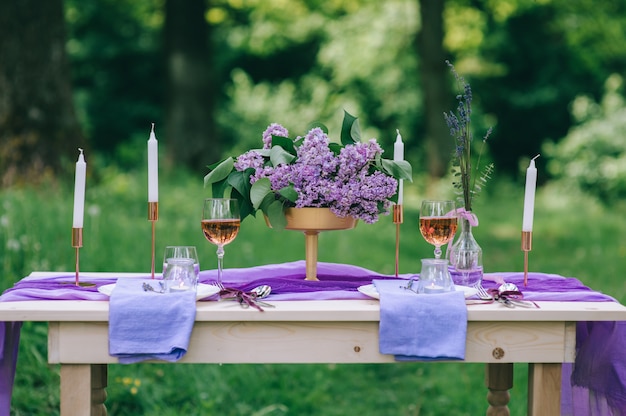 schön gedeckter Tisch im Freien mit Blumen und Dekor