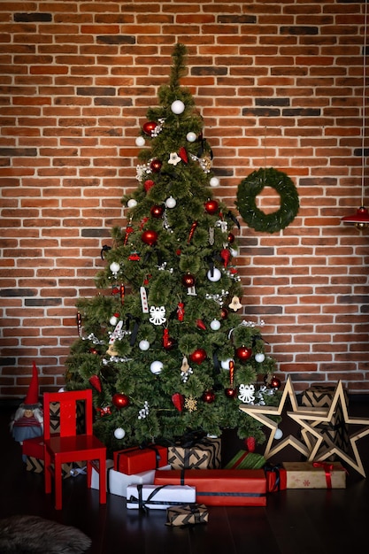 Schön geschmückter Weihnachtsbaum mit vielen Geschenken darunter.