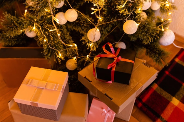 Schön geschmücktes Haus mit Baum und Geschenken zu Weihnachten