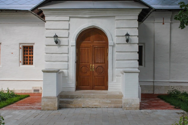 Schön gestaltete elegante Doppeltüren mit klassischen architektonischen Merkmalen