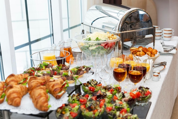 Schön servierter Buffettisch. Geschäftstreffen und Feiern.