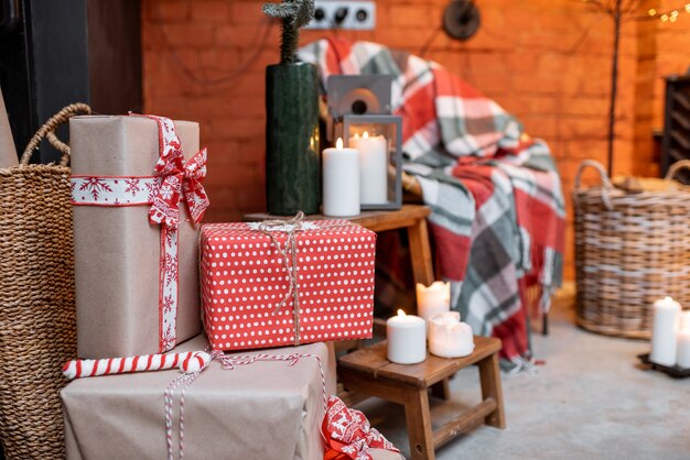 Foto schön verpackte geschenke während der neujahrsfeiertage zu hause