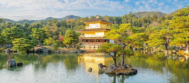 Schön vom Kinkakuji-Tempel oder dem goldenen Pavillon im Wahrzeichen der Herbstlaubsaison und berühmt für Touristenattraktionen in Kyoto Kansai Japan