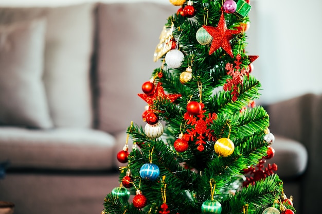 Schön weihnachtlich dekorierter Bokeh-Hintergrund Home Interior mit einem Weihnachtsbaum