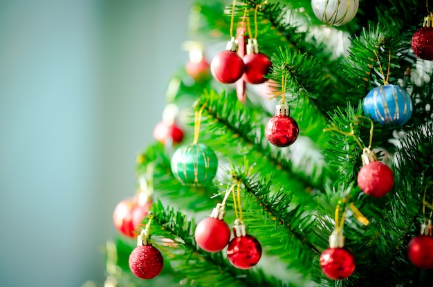 Schön weihnachtlich dekorierter Bokeh-Hintergrund Home Interior mit einem Weihnachtsbaum