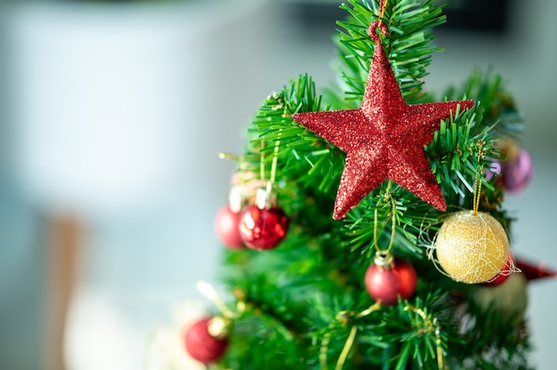 Schön weihnachtlich dekorierter Bokeh-Hintergrund Home Interior mit einem Weihnachtsbaum