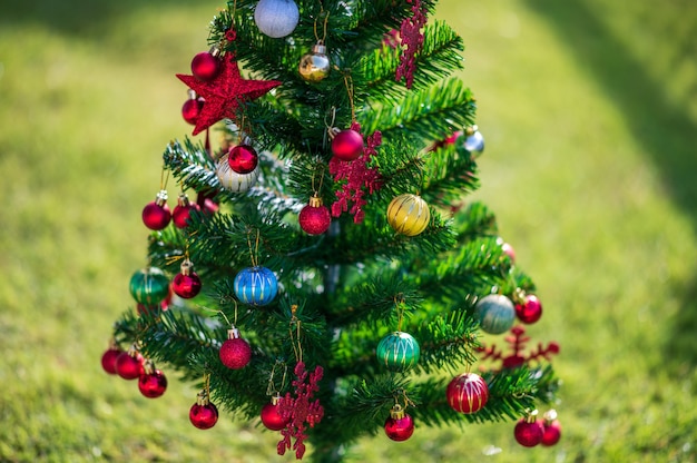 Schön weihnachtlich dekorierter Bokeh-Hintergrund Home Interior mit einem Weihnachtsbaum