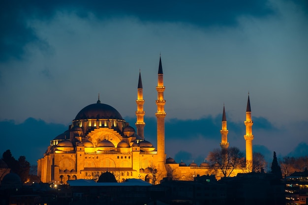 Schöne Abendansicht von Istanbul von der europäischen Seite.