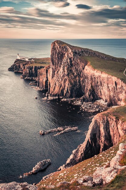 Schöne Abenddämmerung am Leuchtturm Neist Point in Schottland