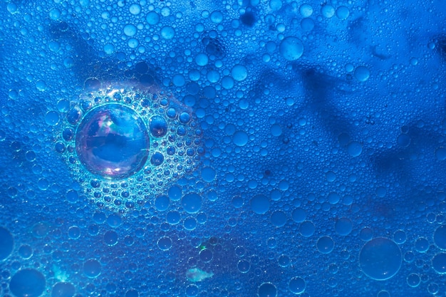 Schöne abstrakte blaue Wasserblasen Hintergrundmuster für das Design Makrofotografieansicht