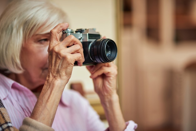 Schöne ältere Dame benutzt seltene Kamera