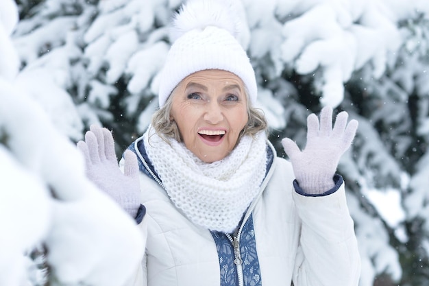 Foto schöne ältere frau, die im winter draußen aufwirft