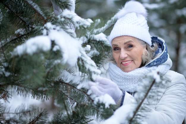 Schöne ältere Frau, die im Winter draußen aufwirft