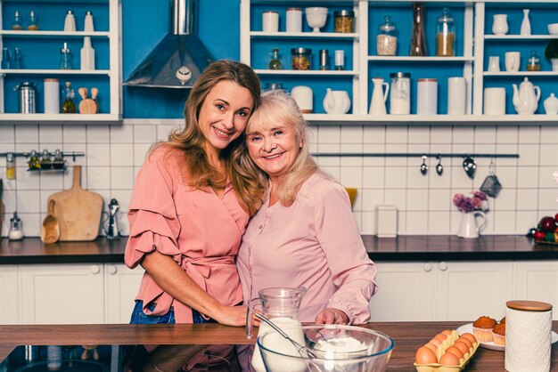 Schöne ältere Frau und Tochter Backen in der Küche