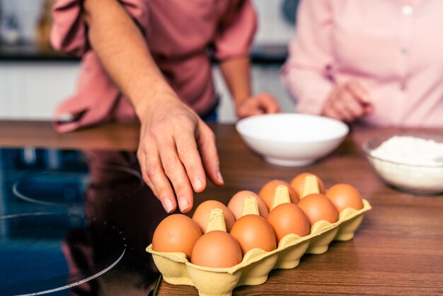 Schöne ältere Frau und Tochter Backen in der Küche