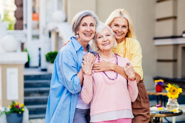 Schöne ältere Frauen, die sich im Freien verbinden