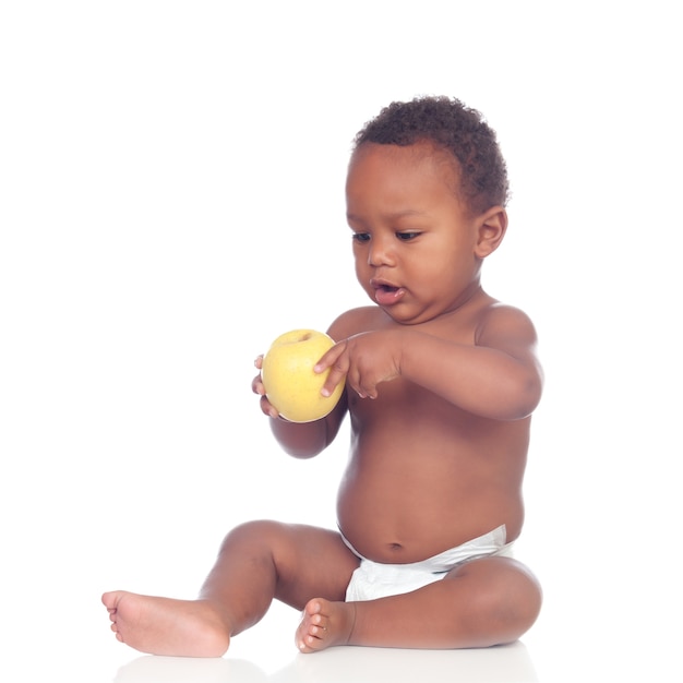 Schöne afrikanische babywindeln, die apfel essen