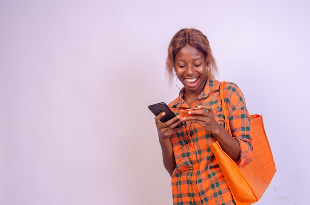 Schöne afrikanische Dame, die online mit ihrem Handy und ihrer Kreditkarte einkauft