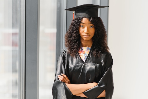 Foto schöne afrikanische studentin mit abschlussurkunde