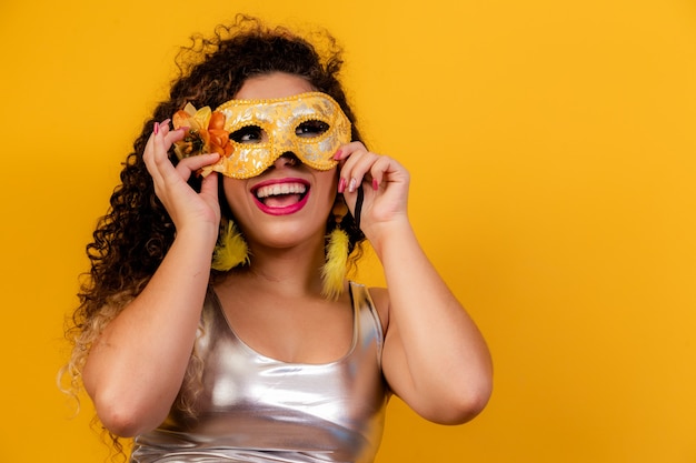 Schöne Afro-Frau für Karneval gekleidet.