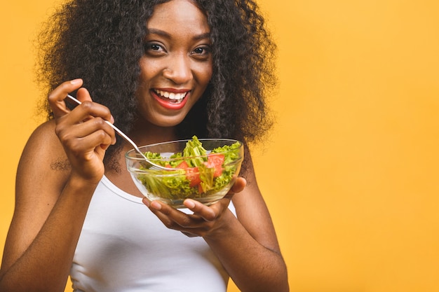 Schöne Afroamerikaner schwarze Frau, die Salat isst