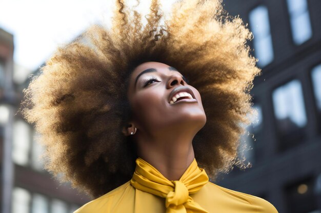 Schöne afroamerikanische Frau mit Afro-Frisur in gelber Jacke