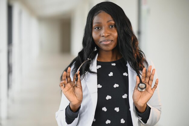 Schöne afroamerikanische Krankenschwester im Krankenhaus