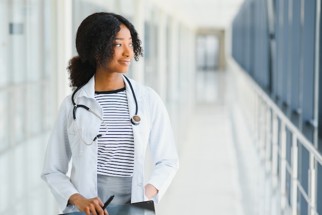 Schöne afroamerikanische weibliche Kinderkrankenschwester im modernen Büro