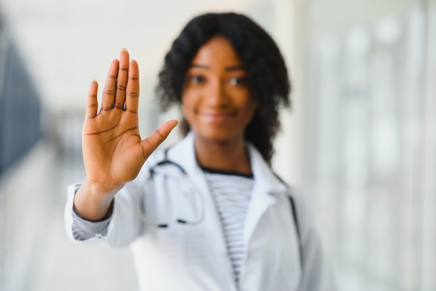 Schöne afroamerikanische weibliche Kinderkrankenschwester im modernen Büro