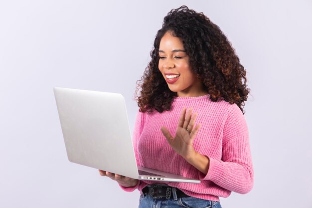 Foto schöne afrofrau, die auf einer videokonferenz per laptop lächelt
