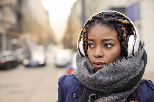 Schöne Afrofrau im Winter