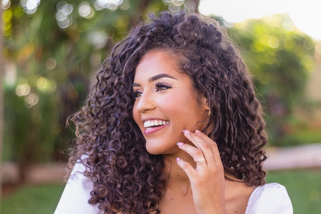 Schöne Afrofrau mit dem gelockten Haarlächeln